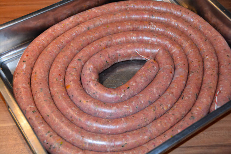 selbstgemachte Bratwurst in der Verarbeitung