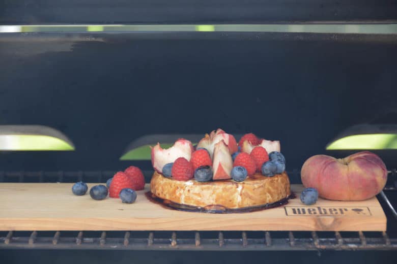 Geräucherter Camembert vom Grill - camembert gegrillt fruchtig 11 - 5 Camembert am Weber SmokeFire während dem Räuchervorgang
