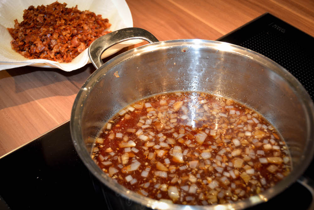 Coffee Whisky Bacon Jam - Die ultimative Speckmarmelade mit Biss - coffee whisky bacon jam 08 - 13 Coffee Whisky Bacon Jam beim Reduzieren im Topf