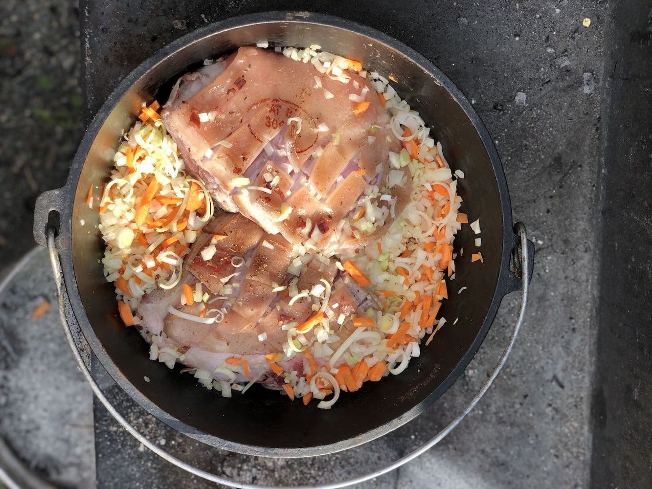 Der ultimative Dutch Oven Guide – Infos, Tipps & Kaufberatung - dutch oven kurs 04 - 13 Schweinsbraten - Zubereitung im Dutch Oven