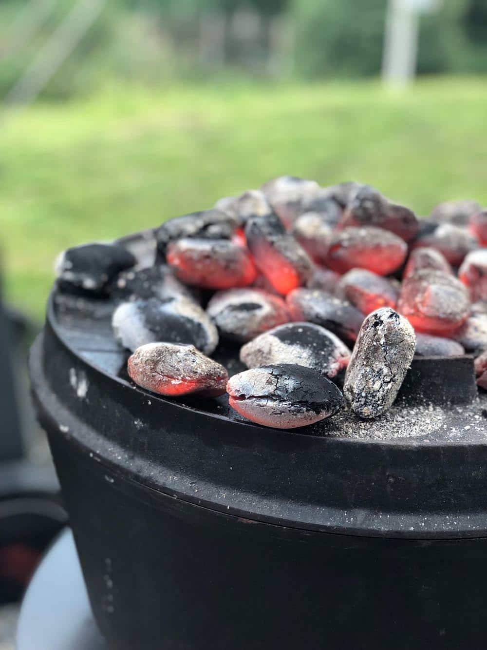 Der ultimative Dutch Oven Guide – Infos, Tipps & Kaufberatung - dutch oven kurs 13 - 5 Dutch Oven mit glühenden Briketts - So macht es Spaß!