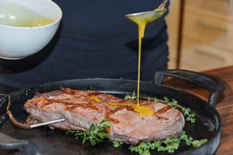 Entrecôte in der Salzkruste vom French Charolais - entrecote salzkruste 07 - 9 Das Entrecôte wird mit der Honig-Senf-Sauce mariniert und anschließend mit der der Eischnee-Salz-Masse umhüllt