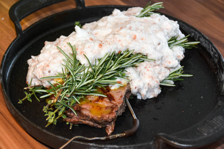 Der große Grillthermometer Ratgeber – Tests, Empfehlungen & Kaufberatung - entrecote salzkruste 08 - 3 Entrecote in der Salzkruste auf Kerntemperatur ziehen