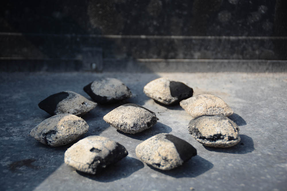 Der ultimative Dutch Oven Guide – Infos, Tipps & Kaufberatung - gefuellte paprika dutch oven 13 - 15 Wieviele Briketts benötigt man für welchen Feuertopf?