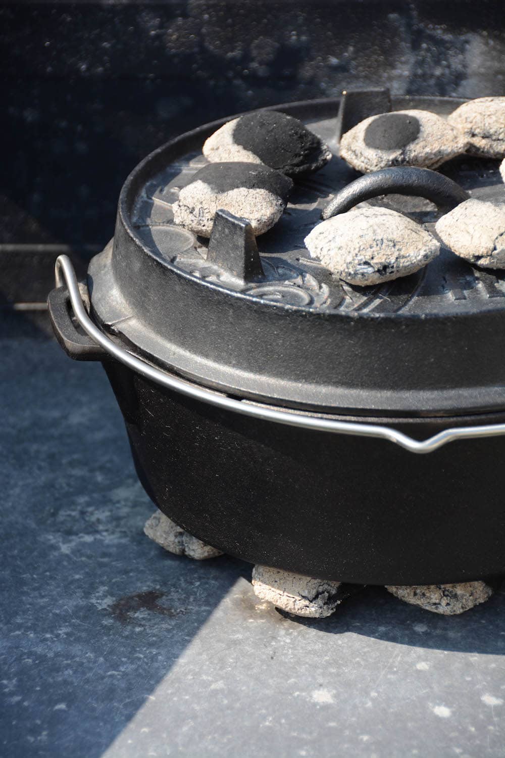 Der ultimative Dutch Oven Guide – Infos, Tipps & Kaufberatung - gefuellte paprika dutch oven 15 - 16 Perfekte Verteilung der Briketts am und unter dem Feuertopf