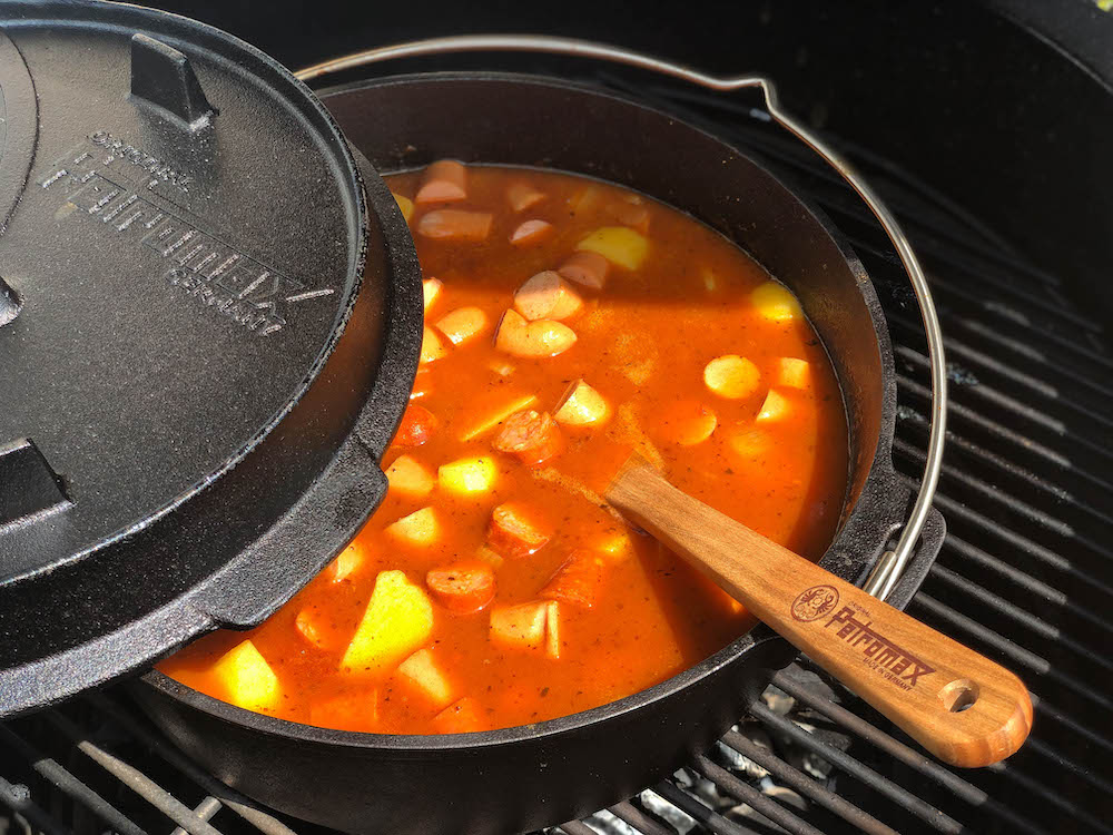 Der ultimative Dutch Oven Guide – Infos, Tipps & Kaufberatung - kartoffelgulasch dutch oven 04 - 11 Unser Petromax Feuertopf im Einsatz für ein leckeres Kartoffelgulasch