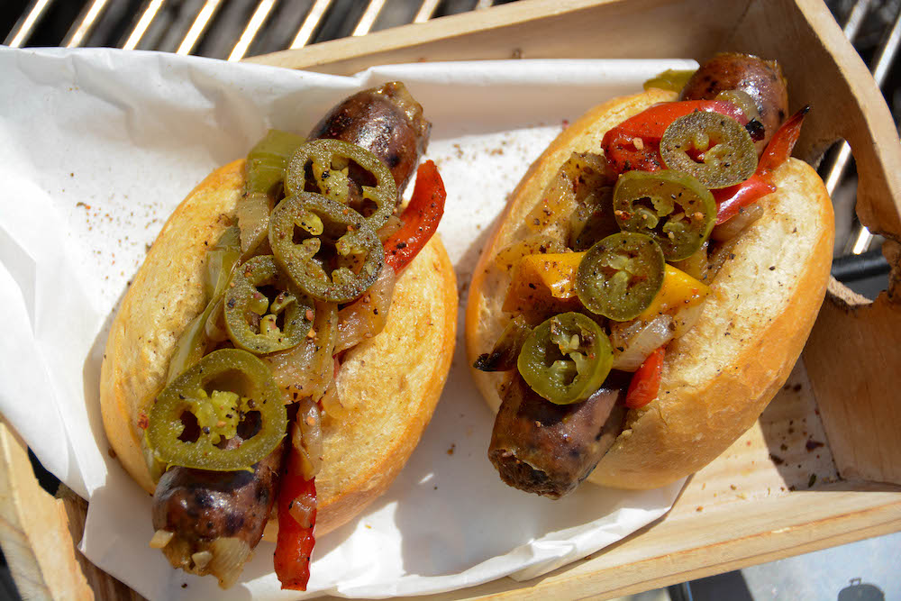 Beer Brats mit selbstgemachten Bratwürsten - beer brats 02 - 13 Beer Brats aus der Feuerpfanne servierfertig