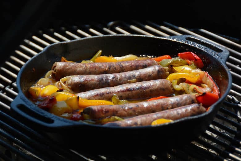 Beer Brats mit selbstgemachten Bratwürsten - beer brats 03 - 3 Beer Brats während dem Garvorgang in der Feuerpfanne