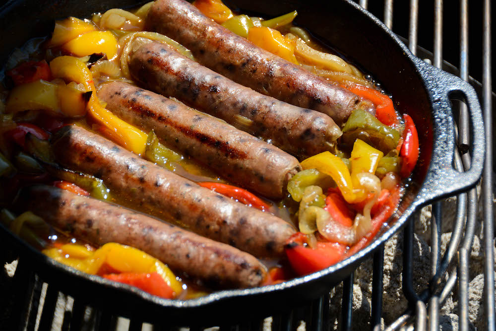 Beer Brats mit selbstgemachten Bratwürsten - beer brats 05 - 11 Beer Brats garen in der Feuerpfanne vor sich hin