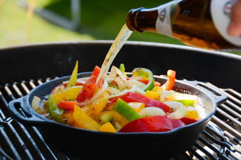 Beer Brats mit selbstgemachten Bratwürsten - beer brats 09 - 2 Gemüse für die Beer Brats mit Bier ablöschen