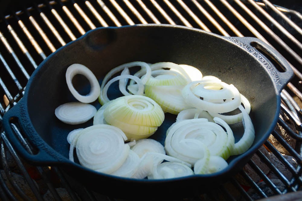 Beer Brats mit selbstgemachten Bratwürsten - beer brats 13 - 8 Zwiebel anrösten in der Feuerpfanne