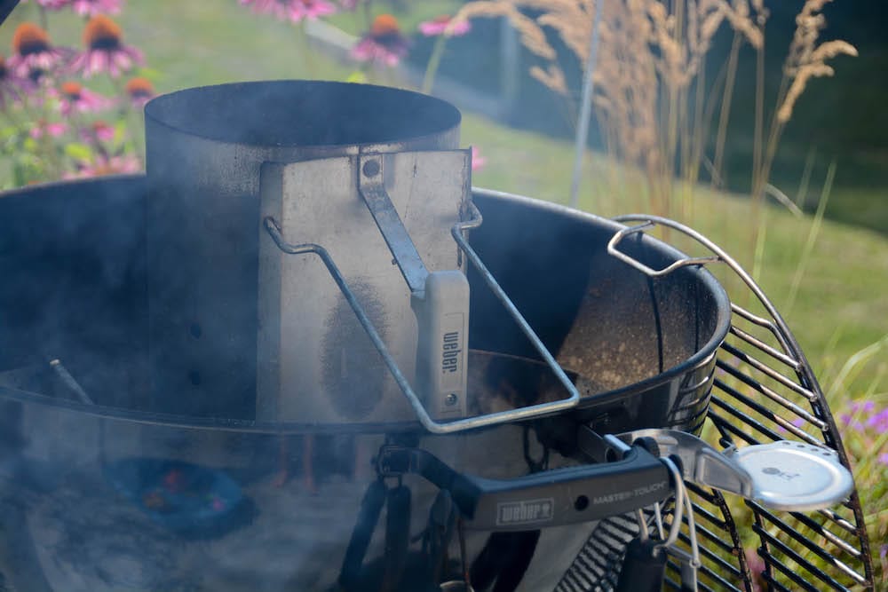 Beer Brats mit selbstgemachten Bratwürsten - beer brats 16 - 7 Grill anfeuern für die Zubereitung der Beer Brats