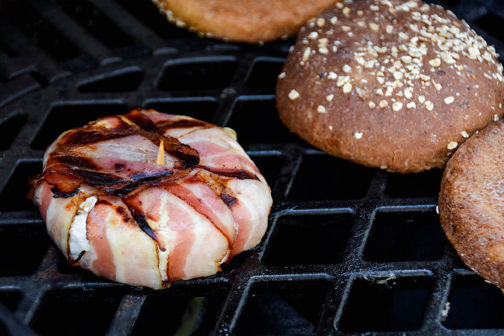 Cremiger Camembert Burger mit Preiselbeeren vom Grill - camembert burger grill 03 - 14 Camembert im Speckmantel direkt am Grillrost