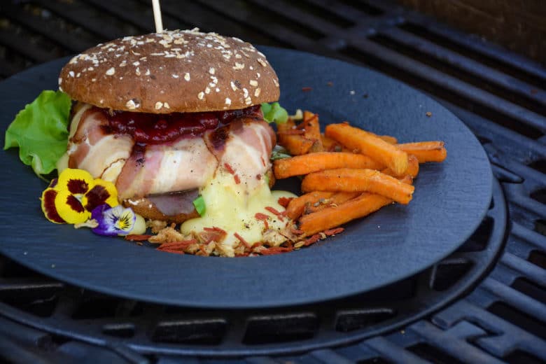 Cremiger Camembert Burger mit Preiselbeeren vom Grill - camembert burger grill 06 1 - 2 Camembert Burger vom Grill mit Preiselbeeren und Süßkartoffelpommes