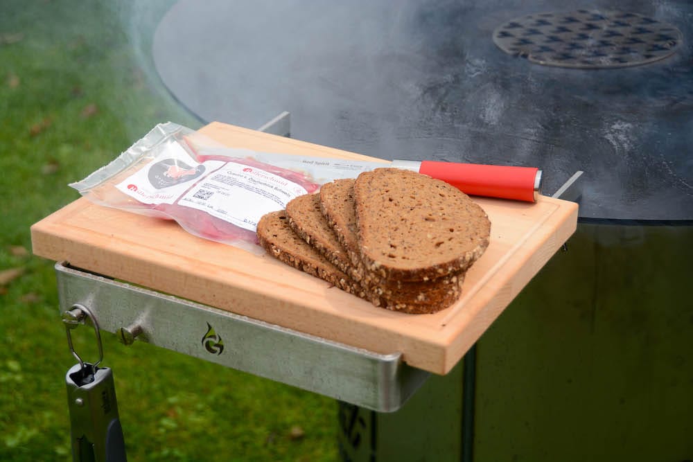 Cuscino von der Feuerplatte auf Avocadocreme - cuscino avocadocreme brot 02 - 8 Cuscino vom Ötscherblick-Schwein auf der Feuerplatte