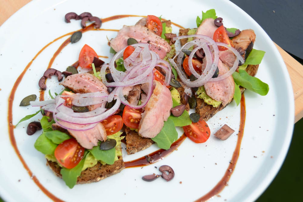 Cuscino von der Feuerplatte auf Avocadocreme - cuscino avocadocreme brot 08 - 7 Cuscino vom Ötscherblick-Schwein auf der Feuerplatte zubereitet