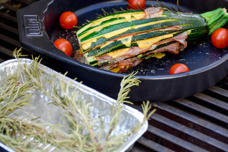 Gefüllte Fächerzucchini vom Grill - faecherzucchini vom grill 06 - 6 Gefüllte Fächerzucchini mit Rosmarinzweigen geräuchert