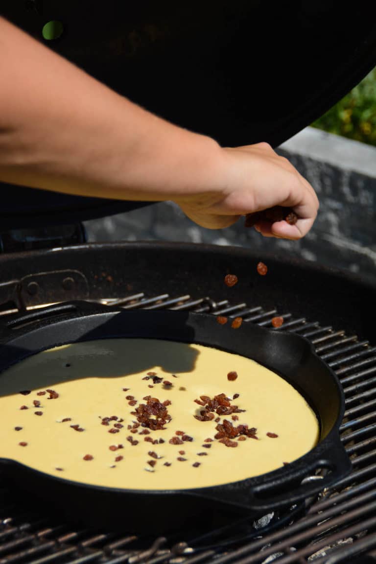Kaiserschmarren mit frischen Beeren aus der Feuerpfanne - kaiserschmarren beeren feuerpfanne 04 - 14 Rosinen für den Kaiserschmarren aus der Feuerpfanne
