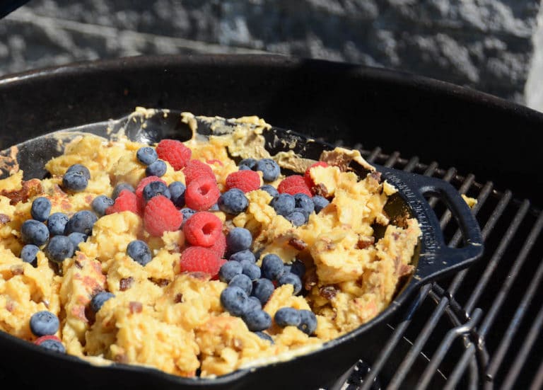 Kaiserschmarren mit frischen Beeren aus der Feuerpfanne - kaiserschmarren beeren feuerpfanne 05 - 15 Kaiserschmarren mit frischen Beeren in der Zubereitung