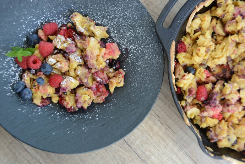 Kaiserschmarren mit frischen Beeren aus der Feuerpfanne - kaiserschmarren beeren feuerpfanne 08 - 10 Süßer Kaiserschmarren aus der Feuerpfanne