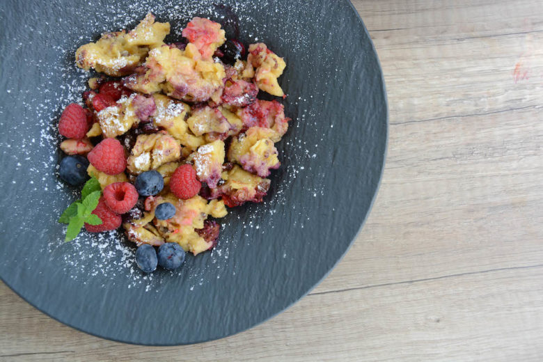 Kaiserschmarren mit frischen Beeren aus der Feuerpfanne - kaiserschmarren beeren feuerpfanne 11 - 2 Kaiserschmarren mit Beeren aus der Feuerpfanne