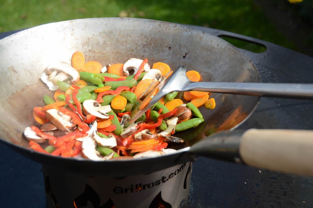 Cuscino im Asia Style von der Feuerplatte - cuscino asia style 04 - 10 Wok Gemüse als Beilage zum Cuscino auf der Feuerplatte zubereiten