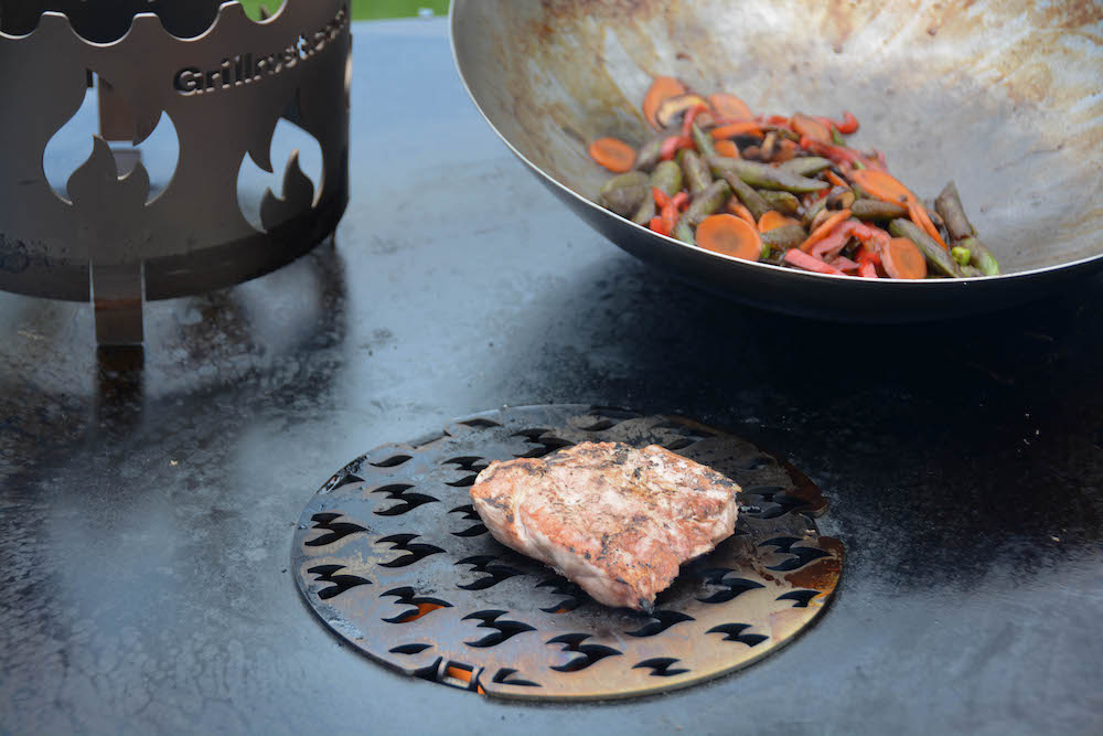 Cuscino im Asia Style von der Feuerplatte - cuscino asia style 06 - 11 Zubereitung eines Stück Cuscion vom Schwein auf der Feuerplatte