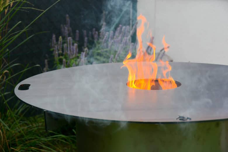 Grilltrend Feuerplatte - Ratgeber, Kaufberatung & Erfahrungen - feuerplatte einbrennen ratgeber 11 - 2 Feuerplatte direkt auf der Feuertonne aufgesetzt