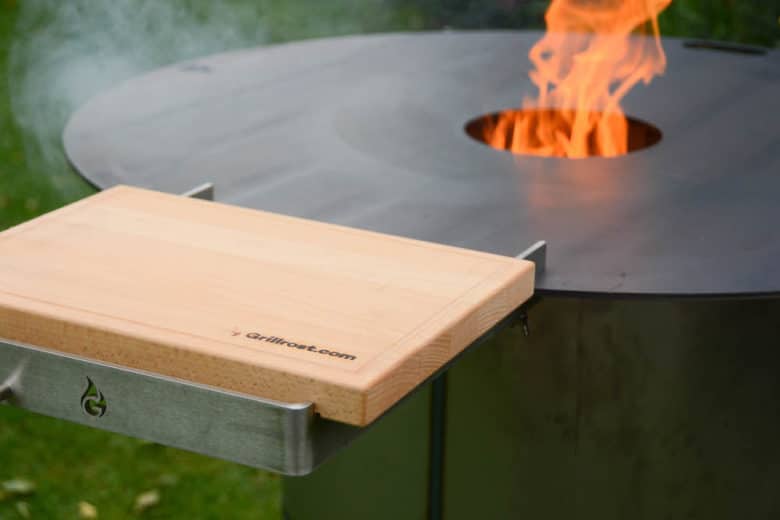 Grilltrend Feuerplatte - Ratgeber, Kaufberatung & Erfahrungen - feuerplatte einbrennen ratgeber 14 - 3 Die Flammen beim Aufheizen der Feuerplatte auf unserer Feuertonne