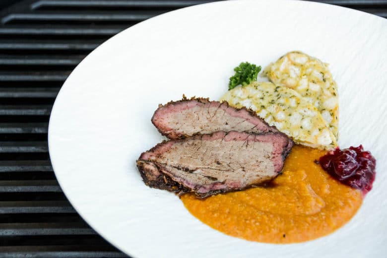 Yankee Pot Chuck Roast (Yankee-Rinderbraten vom Pelletgrill) - yankee pot chuck roast 14 - 6 Angerichteter Yankee Pot Chuck Roast mit Semmelknödel, Sauce und Preiselbeeren