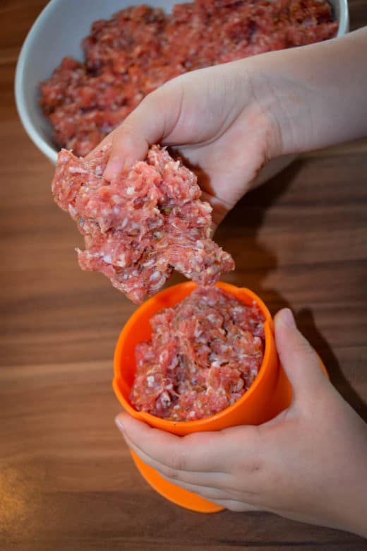 Original Cevapcici Rezept vom Grill - cevapcici vom grill 07 - 7 Unsere Große beim Befüllen des Cevapomaker
