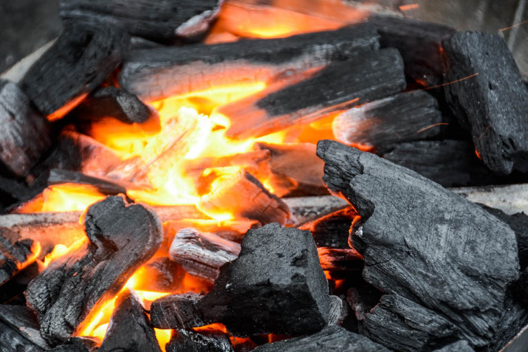 Whisky-Rinderhuft Braten mit Spargel im Speckmantel - kugelgrill holzkohle anheizen 03 - 37 Anfeuern mit einem elektrischen Grillanzünder