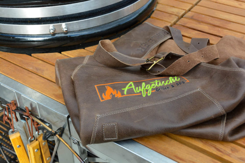 Unsere Lederschürzen - Hochwertige Grillschürzen im Einsatz - ledergrillschuerzen 16 - 8 Weiche, sehr biegsame und hochwertige Lederschürzen / Grillschürzen von Rohleder