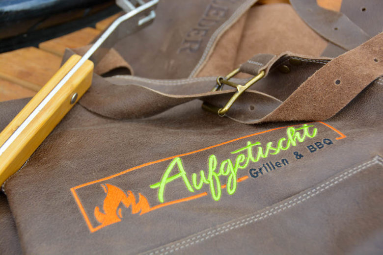Unsere große Grillzubehör Kaufberatung - ledergrillschuerzen 18 - 4 Individuelle personalisierte Lederschürzen / Grillschürzen