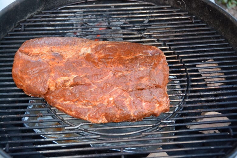 Pulled Pork – Alles was du darüber wissen solltest - pulled pork minion ring methode - 16 Pulled Pork beim Auflegen auf den Kugelgrill