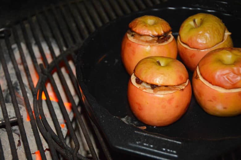 Bratäpfel vom Grill mit Vanillesauce - bratapfel vom grill 04 - 12 Bratäpfel mit Füllung am Grill garen
