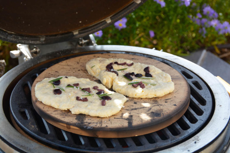 Schnelles Fladenbrot vom Grill - fladenbrot vom grill 05 - 2 Saftiges Fladenbrot mit Joghurt am Monolith Grill gebacken