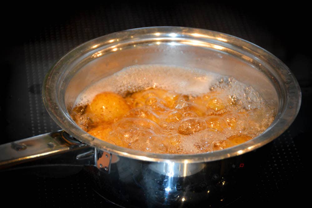 "Smashed Potatoes" - Knusprige Stampfkartoffeln vom Grill - smashed potatoes 01 - 16 Kartoffeln kochen für die Zubereitung von Smashed Potatoes / Stampfkartoffeln