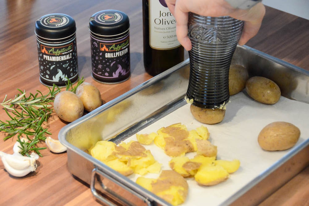 "Smashed Potatoes" - Knusprige Stampfkartoffeln vom Grill - smashed potatoes 04 - 17 Die Kartoffeln mit einem Glas zu Stampfkartoffeln machen