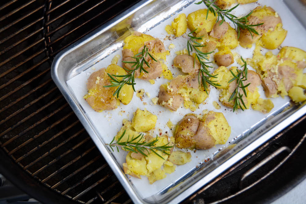 Mac and Cheese vom Grill - der US Klassiker - smashed potatoes 07 - 5 Smashed Potatoes - Knusprige Stampfkartoffeln vom Grill