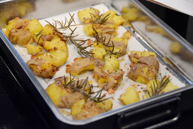 "Smashed Potatoes" - Knusprige Stampfkartoffeln vom Grill - smashed potatoes 08 - 2 Smashed Potatoes mit einer ordentlichen Prise Knoblauch