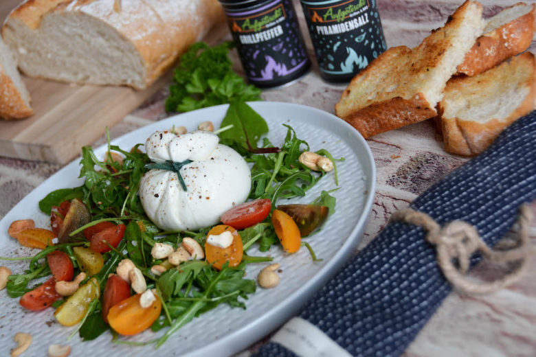 Burrata mit Tomatensalat und Nüssen - burrata tomatensalat 04 - 2 Frischer Burrata auf Tomatensalat mit geröstetem Toskanawecken