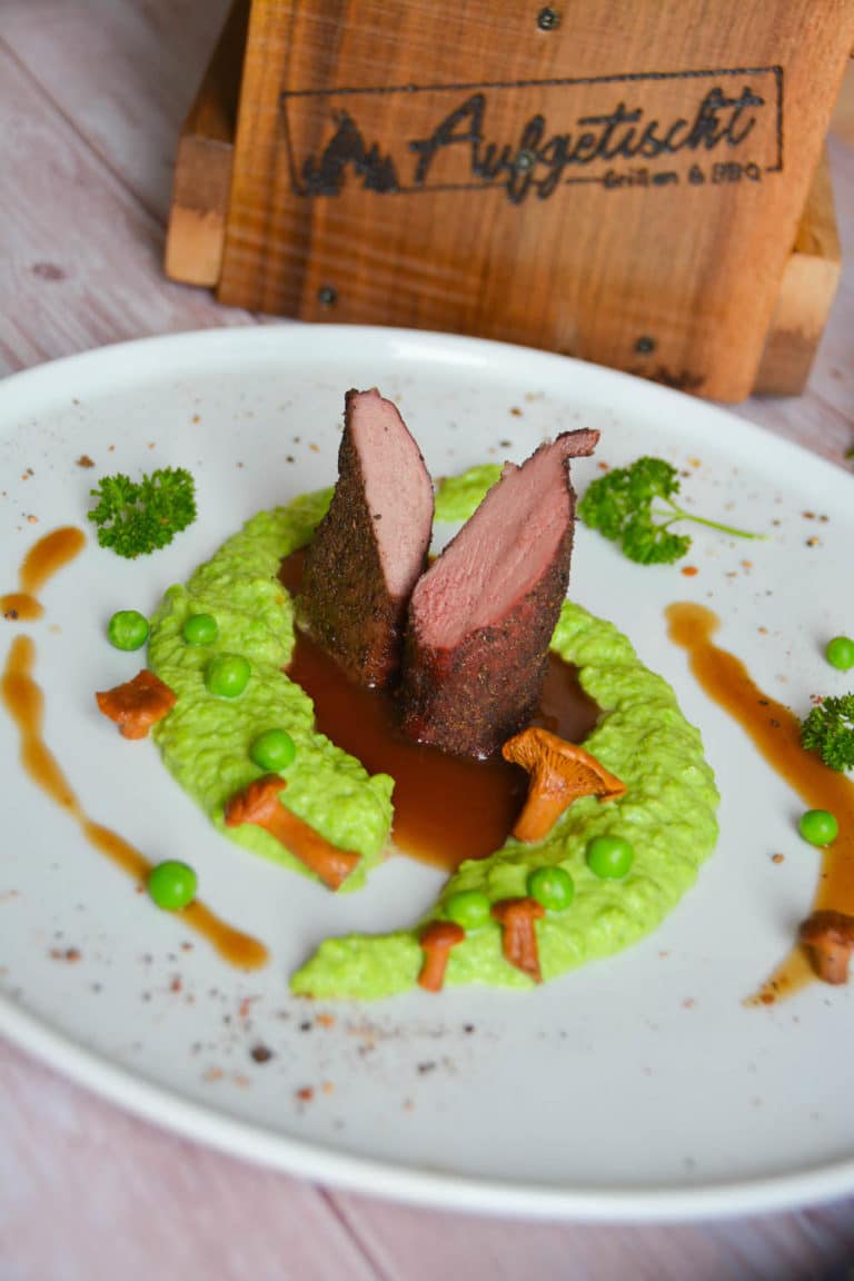 Zartrosa gegrillter Rehrücken auf Erbsenpüree - rehruecken erbsenpuerree 16 - 19 Zartrosa Rehrücken auf Erbsenpüree servierfertig