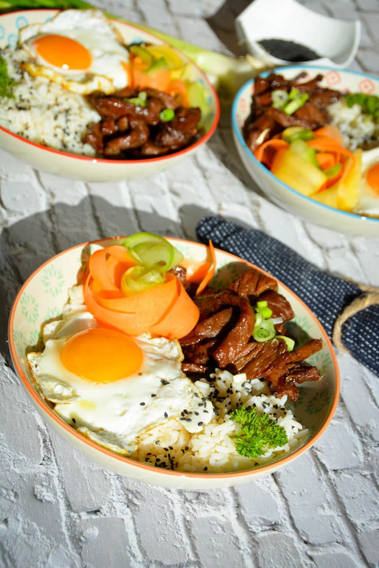 Bulgogi, das koreanische Feuerfleisch - bulgogi beef 04 - 13 Servierfertige Bulgogi Bowl mit Spiegelei, Gemüse und Sesam