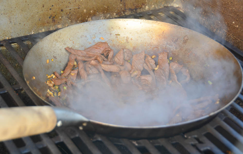 Bulgogi, das koreanische Feuerfleisch - bulgogi beef 09 - 12 Das Rindfleisch für die Bulgogi Bowl im WOK anbraten