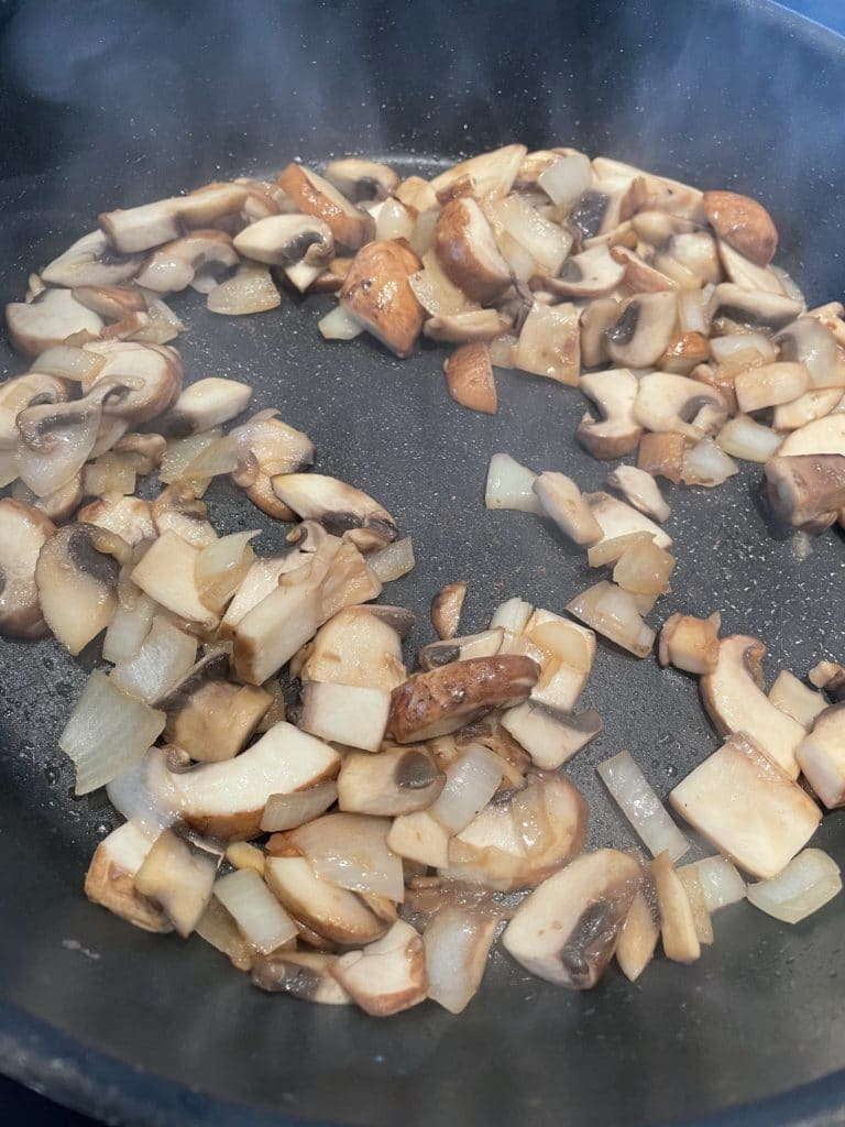 Cremiges Pilzrisotto mit Karamell-Birnen aus dem Feuertopf - Champignons anschwitzen pilzrisotto - 11 Pilzrisotto zubereiten