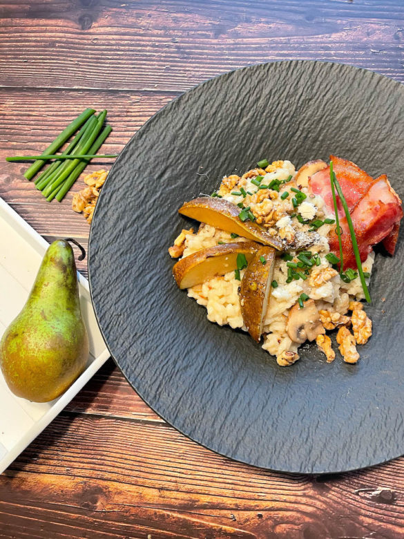 Cremiges Pilzrisotto mit Karamell-Birnen aus dem Feuertopf - pilzrisotto 05 - 4 Cremiges Pilzrisotto aus dem Dutch Oven mit Karamell Birnen und Baconstreifen