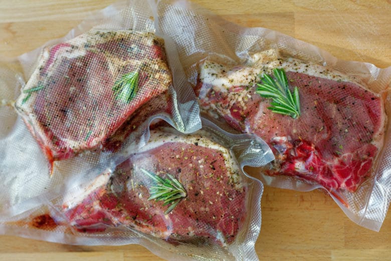 Sous Vide Garer im Test, Ratgeber und Erfahrungen - sous vide garen ratgeber 3 - 2 Steaks vakuumiert als Vorbereitung fürs Sous Vide Garen