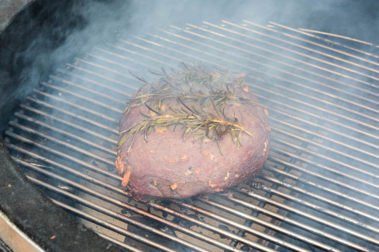 Whisky-Rinderhuft Braten mit Spargel im Speckmantel - whisky braten 08 - 6 Whiskybraten mit Rosmarinzweigen im Mesquite Rauch