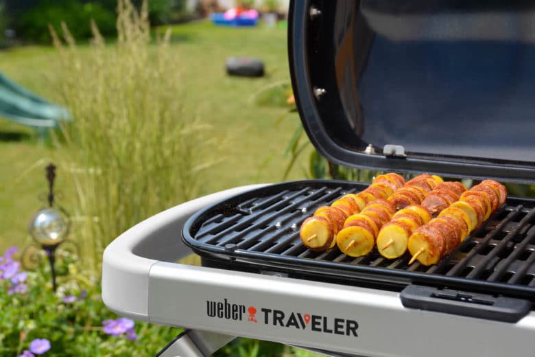 Weber Traveler – der geniale Campinggrill - grillwuerstchen spiess 02 - 2 Der neue Weber Traveler Gasgrill besticht durch eine große Grillfläche